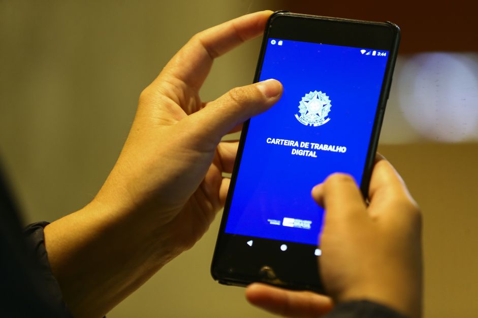 Criação de empregos formais cai quase pela metade em outubro, diz Caged