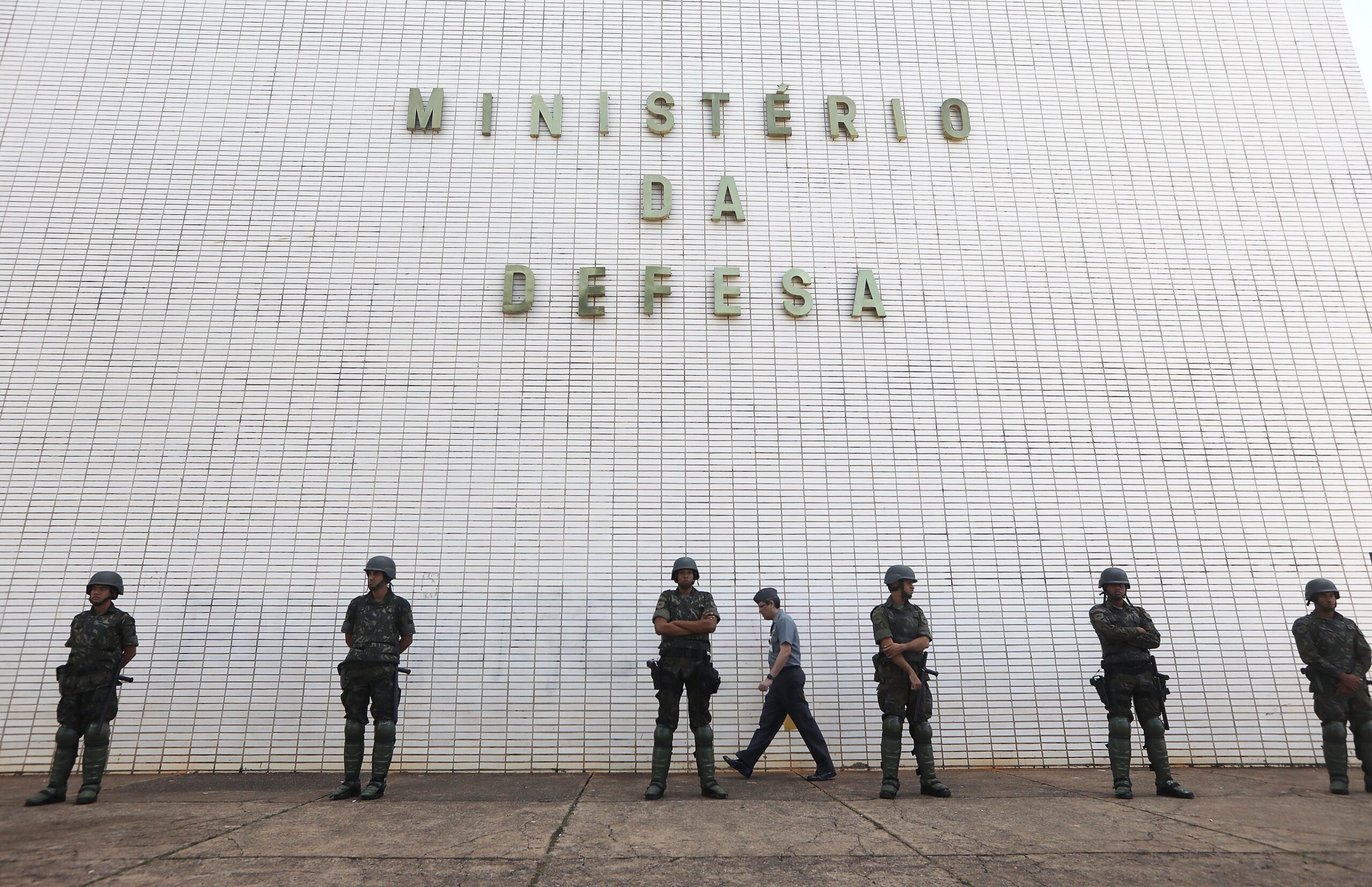 Defesa entra na mira do corte de gastos e surpreende militares