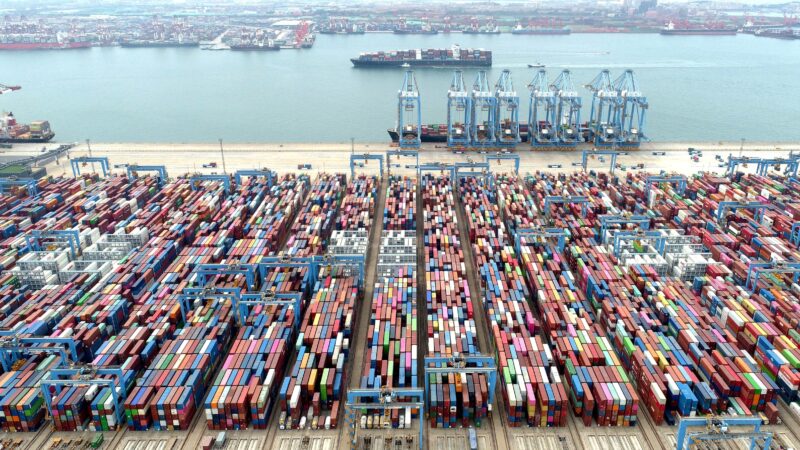 Exportações da China aceleram e importações se recuperam em meio a tensões
