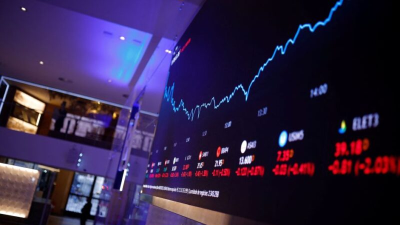 Ibovespa recua e dólar sobe mais de 1% com pacote fiscal no radar antes do Natal