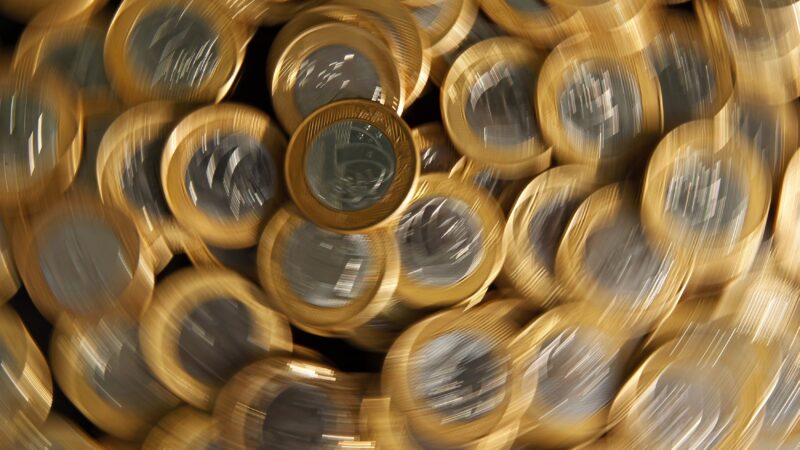 Juros futuros caem acompanhados por empresas de IA