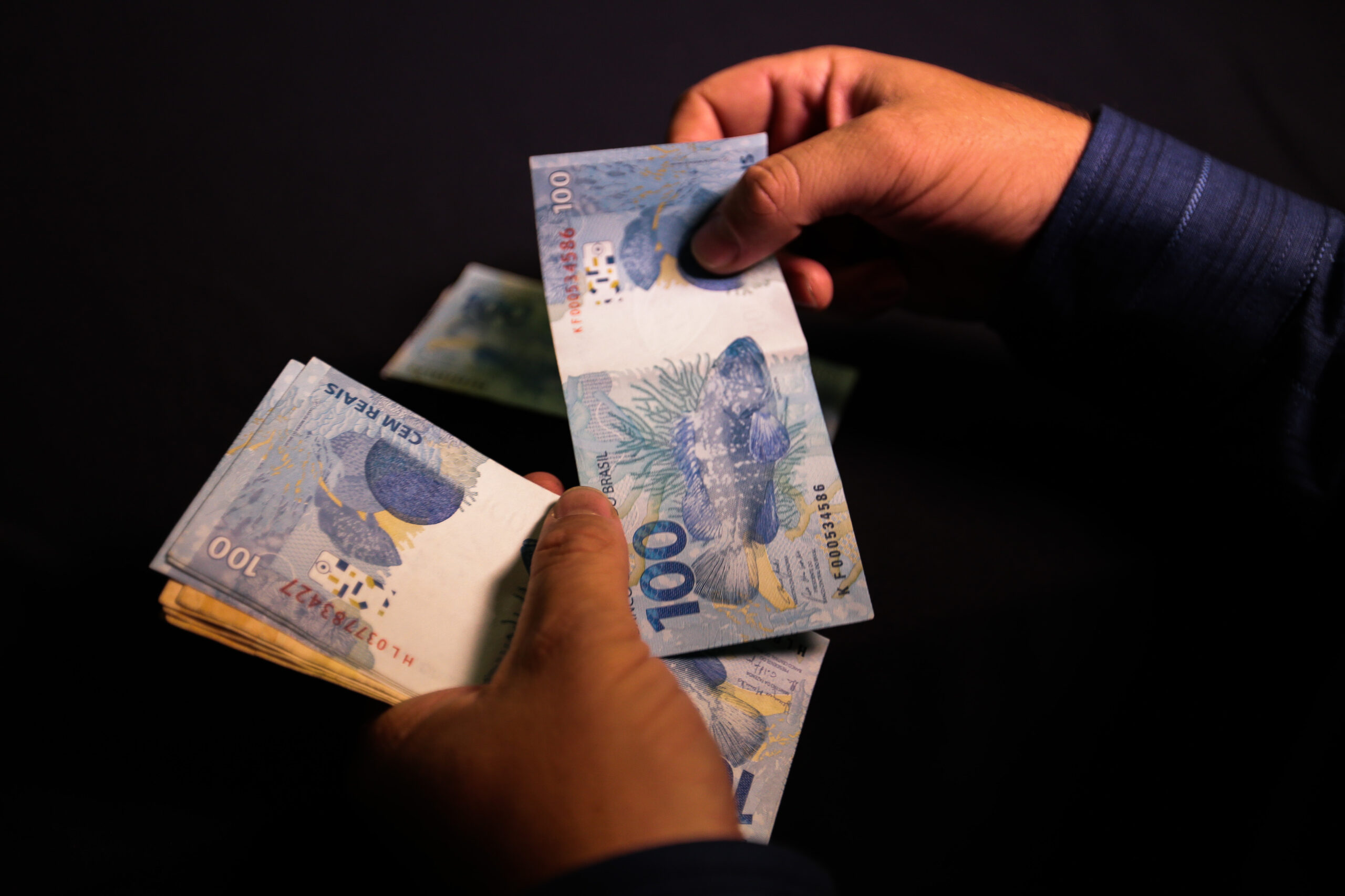 Menos da metade dos pagamentos de 2023 foi realizado em dinheiro