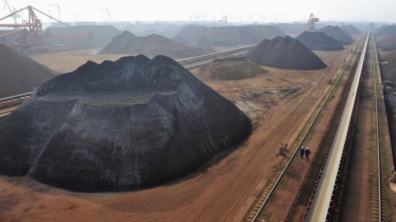 Minério de ferro cai com oferta mais firme e perspectiva fraca para mercado de aço