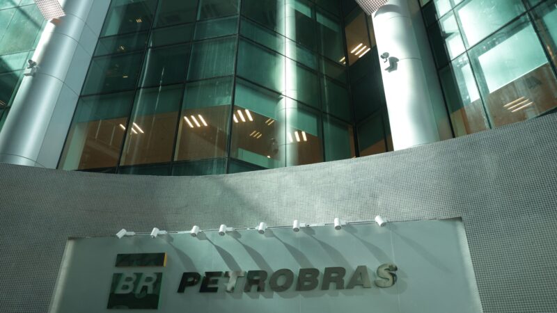 Governo deve trocar presidente do conselho da Petrobras; ações caem