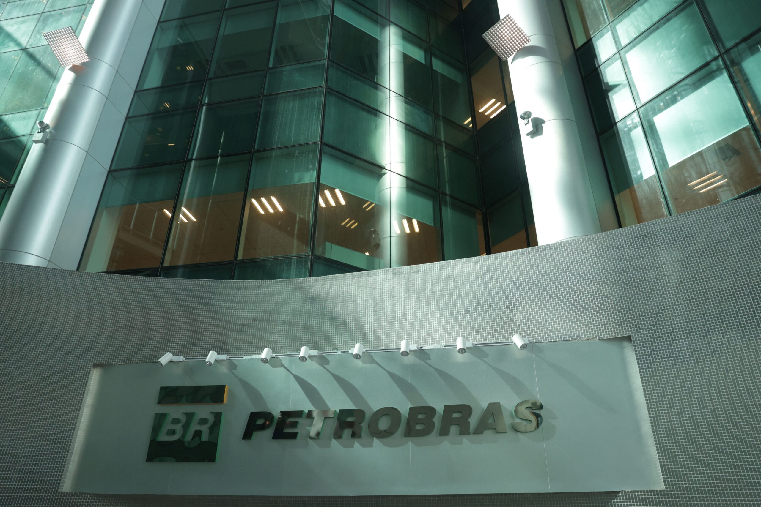 Governo deve trocar presidente do conselho da Petrobras; ações caem