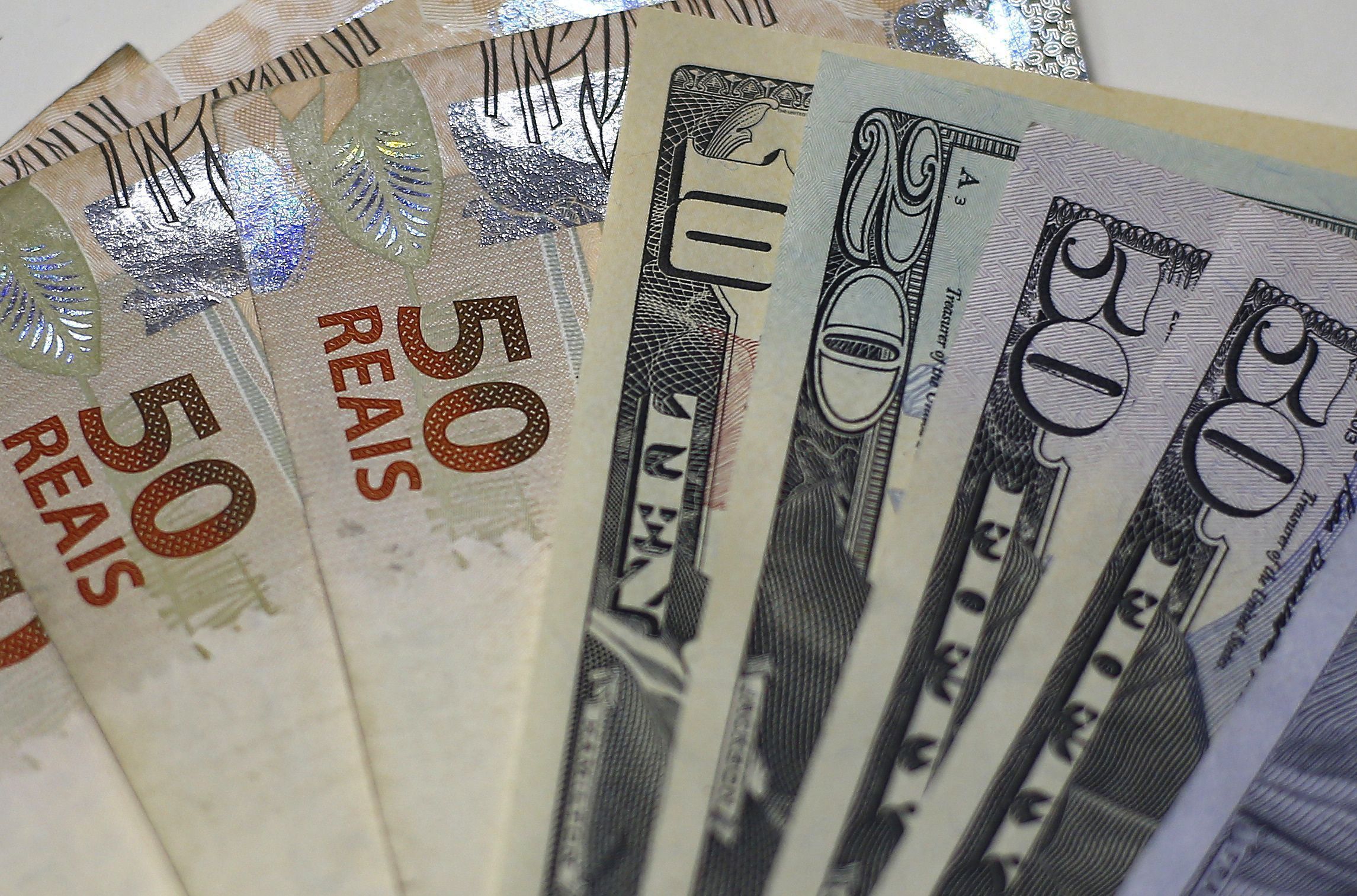 Real tem melhor desempenho de moedas contra dólar nesta quarta (6) com expectativa por ajuste fiscal