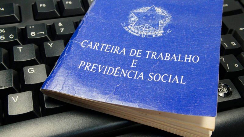 Indicador antecedente de emprego cai em dezembro e aponta desaceleração do mercado de trabalho, diz FGV