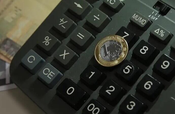 Taxa de juros elevada segura consumidores em inadimplência, diz CNC