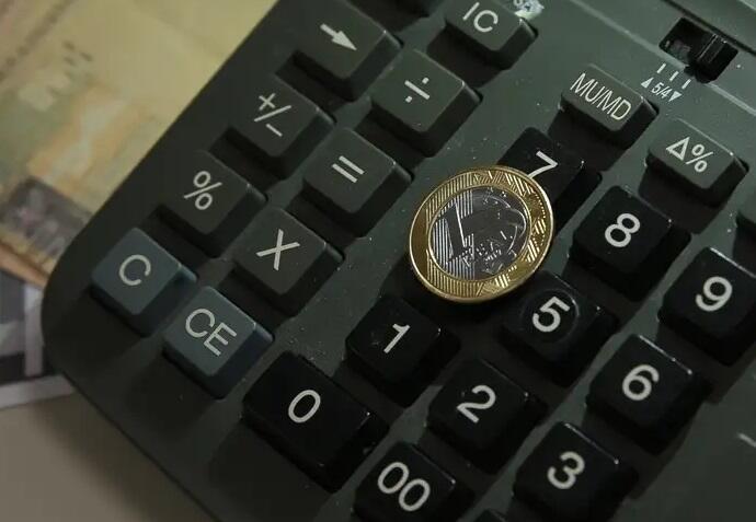 Taxa de juros elevada segura consumidores em inadimplência, diz CNC