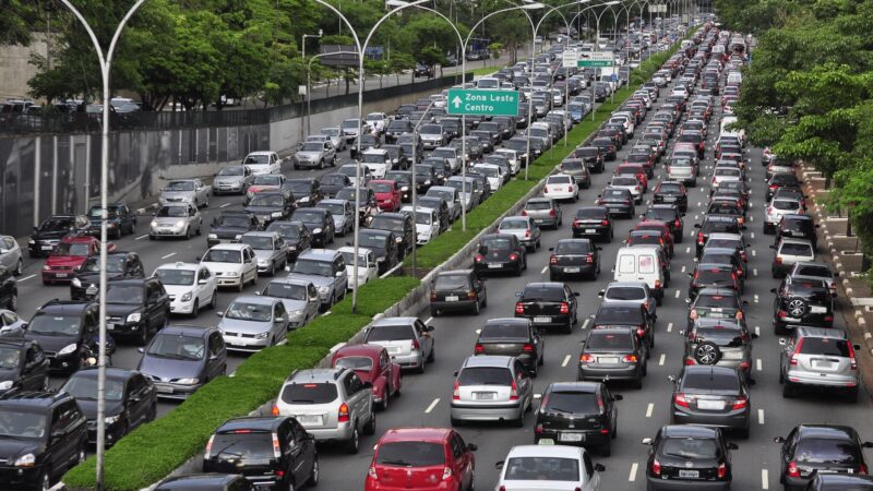 Vendas de veículos têm melhor mês em outubro em uma década, aponta Fenabrave