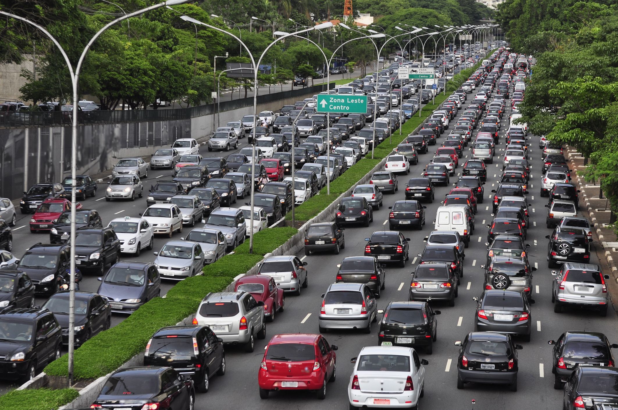 Vendas de veículos têm melhor mês em outubro em uma década, aponta Fenabrave
