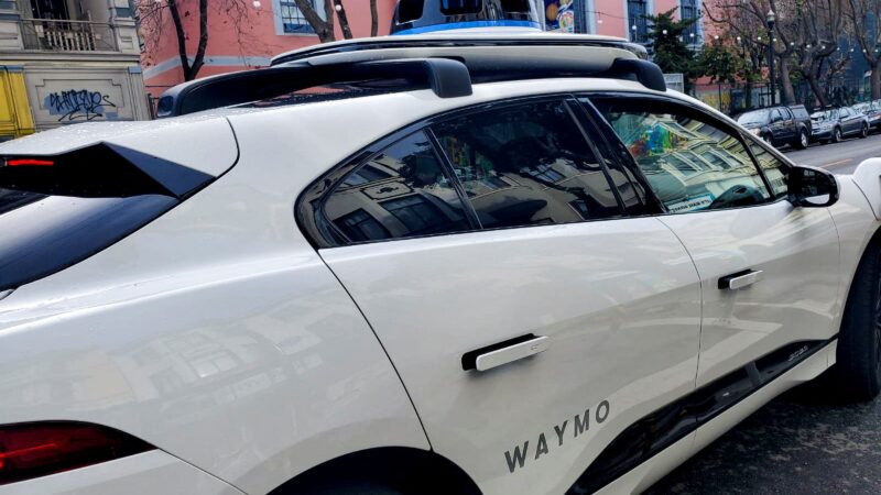 Waymo, da dona do Google, abre serviço de carona autônoma em Los Angeles