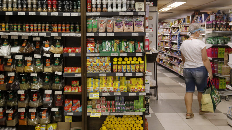 Com força do dólar, alimentos devem seguir pressionando inflação, dizem economistas