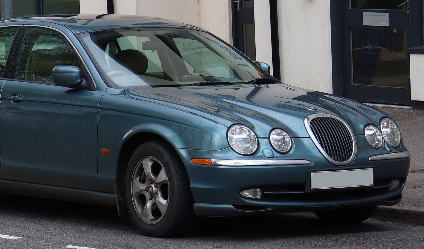 Detran-SP vai leiloar Jaguar com lance mínimo de R$ 15 mil; veja