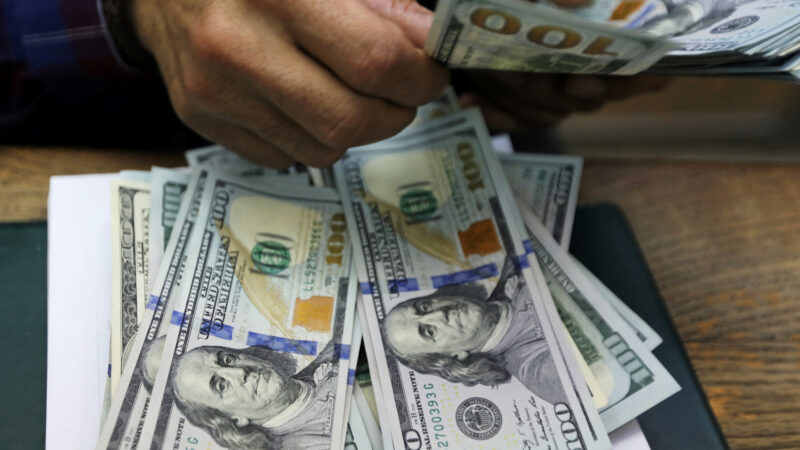 Dólar abre em leve queda nesta quinta (26) após pausa de Natal