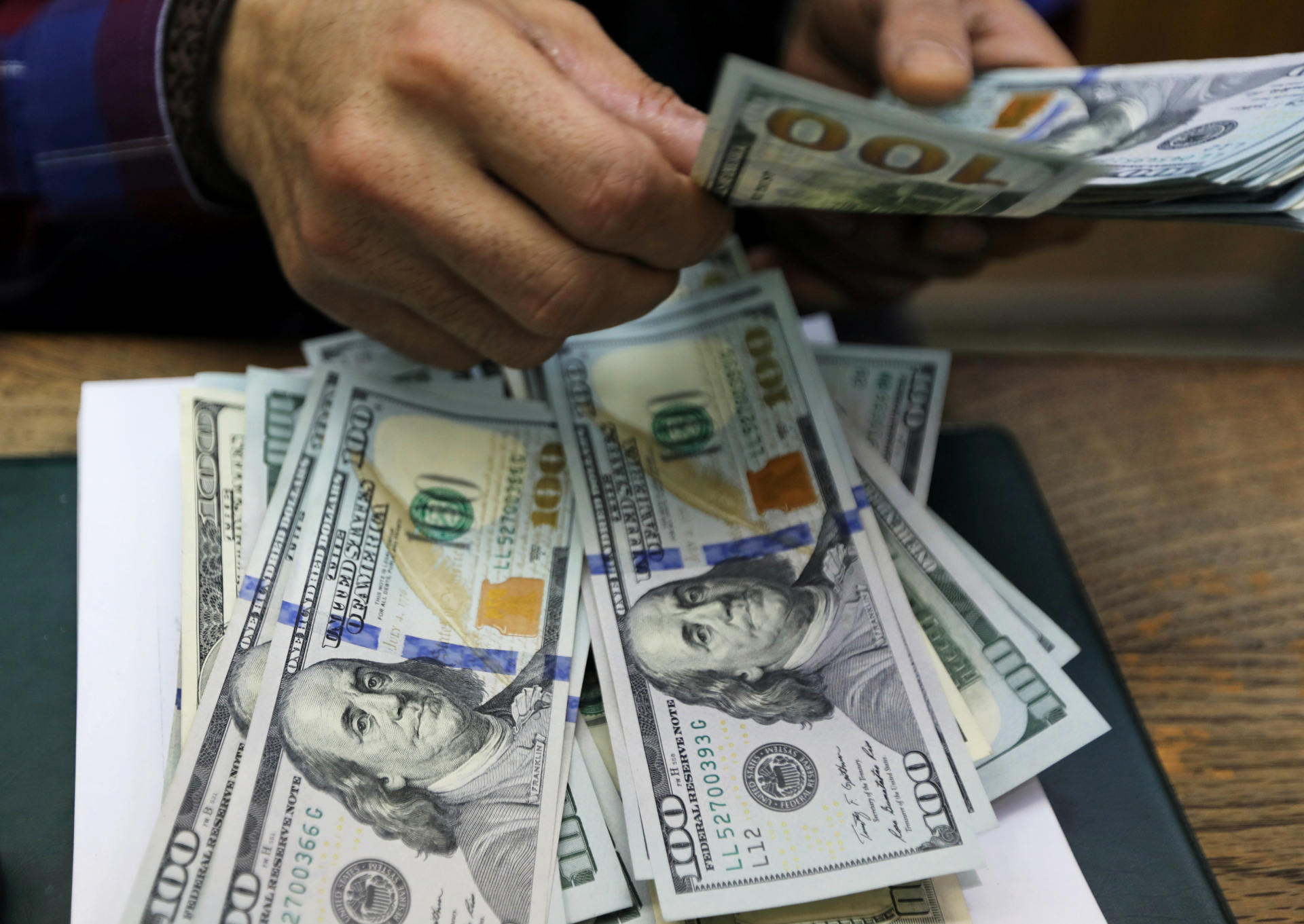 Dólar abre em leve queda nesta quinta (26) após pausa de Natal