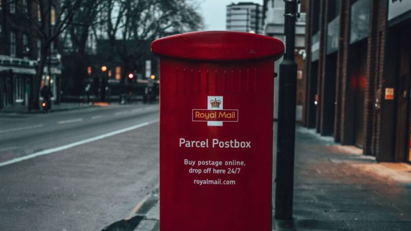 Governo britânico fecha acordo para vender Royal Mail a bilionário tcheco