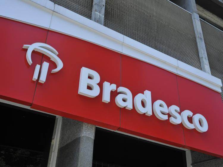 Inadimplência deve seguir controlada em 2025, apesar de juros altos, diz Bradesco