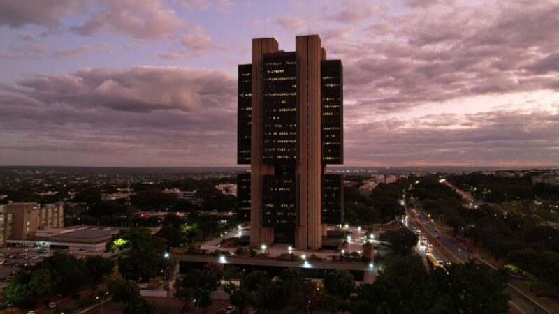 Desvalorização do real aconteceu, principalmente, por fatores domésticos, diz BC