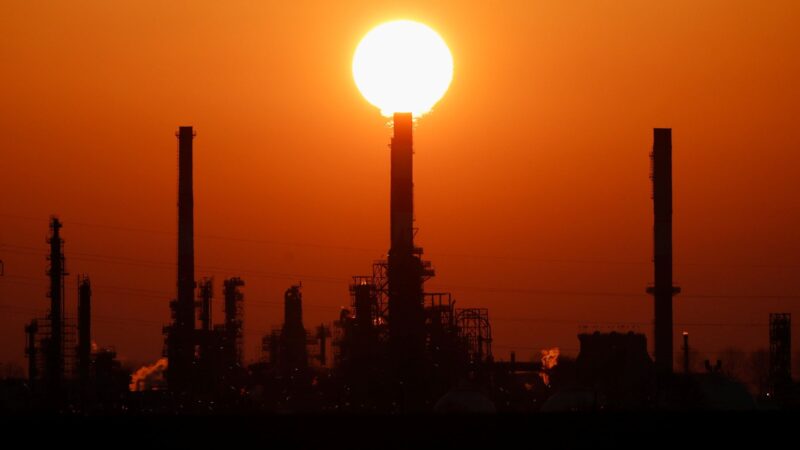 Petróleo sobe com expectativas por sanções e maior demanda