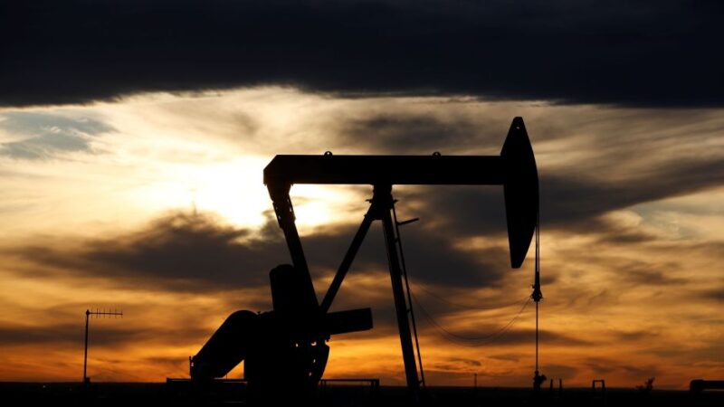 Petróleo sobe mais de US$1,60 impulsionado pelo corte de tarifas