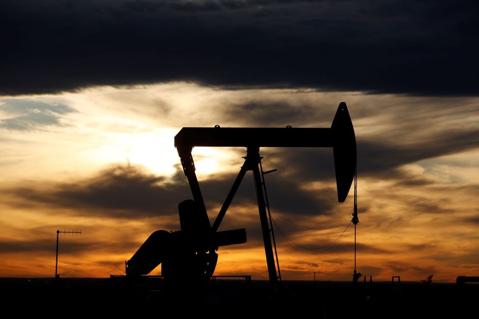 Petróleo sobe mais de US$1,60 impulsionado pelo corte de tarifas