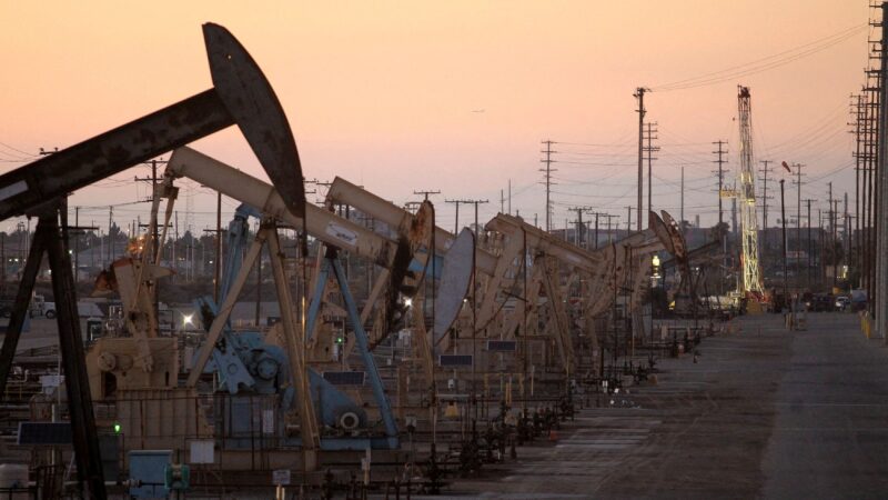 Petróleo fecha em baixa, sem novos sinais de elevação para a demanda