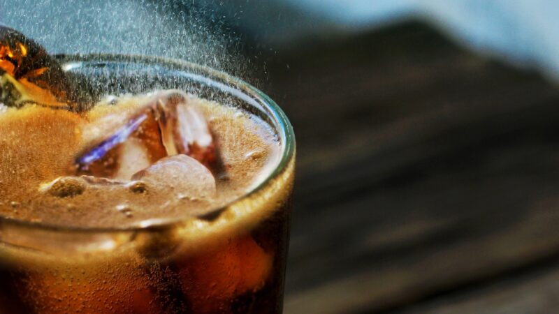 Reforma Tributária: refrigerantes voltam à lista do “imposto do pecado“