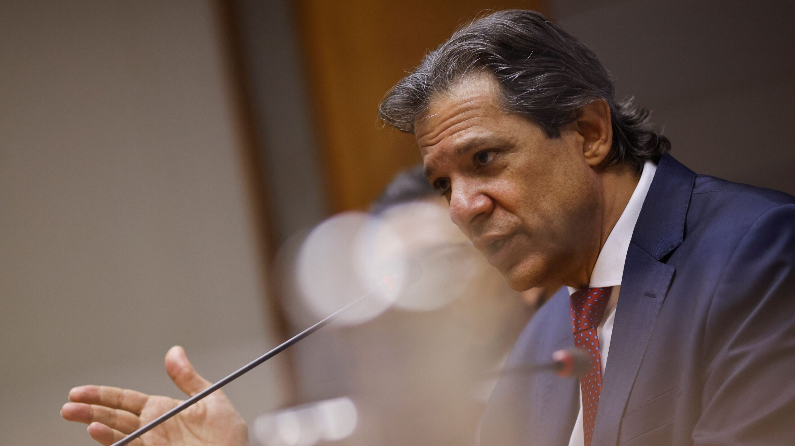 Temos que corrigir escorregada do dólar, diz Haddad