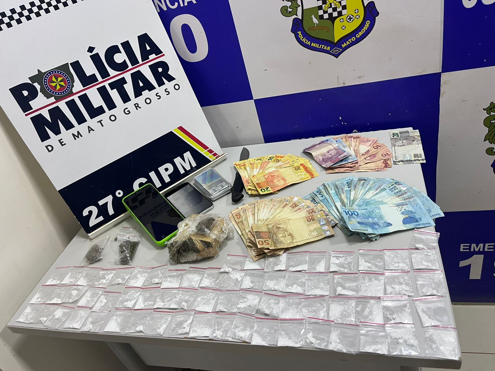 Traficante é preso com porções de drogas e R$ 9,8 mil em dinheiro em bar