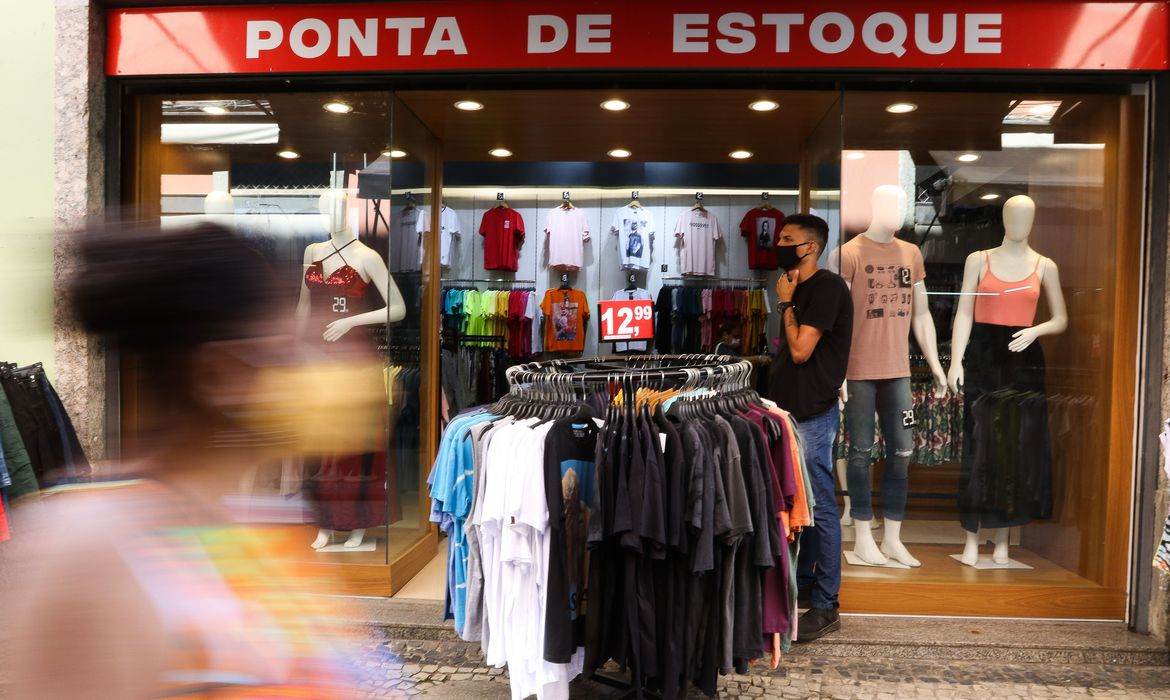 Vendas no varejo do Brasil avançam 0,4% em outubro, diz IBGE