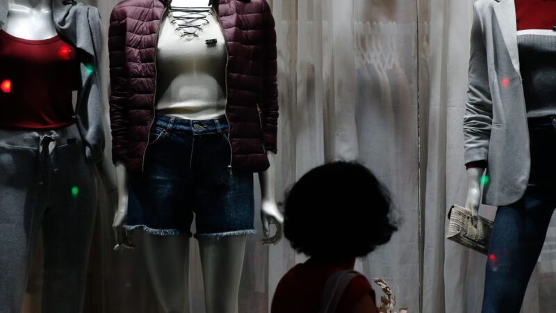 Vendas no varejo do Brasil recuam 0,4% em novembro, diz IBGE
