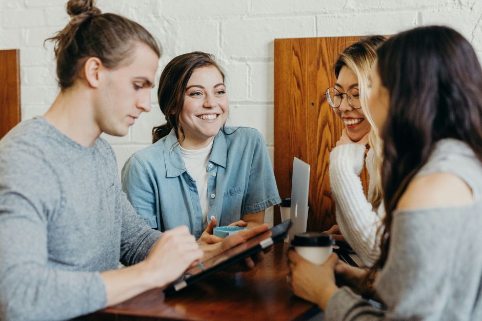 3 em cada 5 profissionais planeja buscar novo emprego em 2025, diz LinkedIn