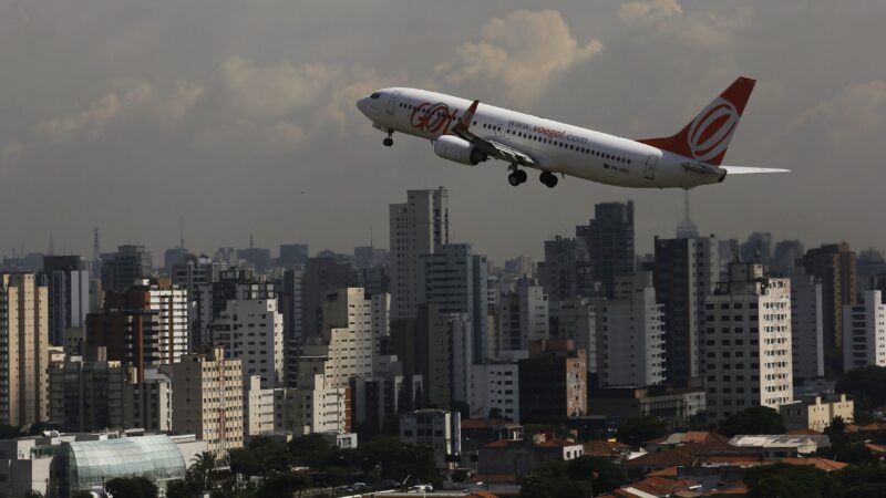 Ações da Azul e da Gol disparam na bolsa após anúncio de fusão