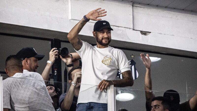 Atacante Neymar anuncia retorno ao Santos