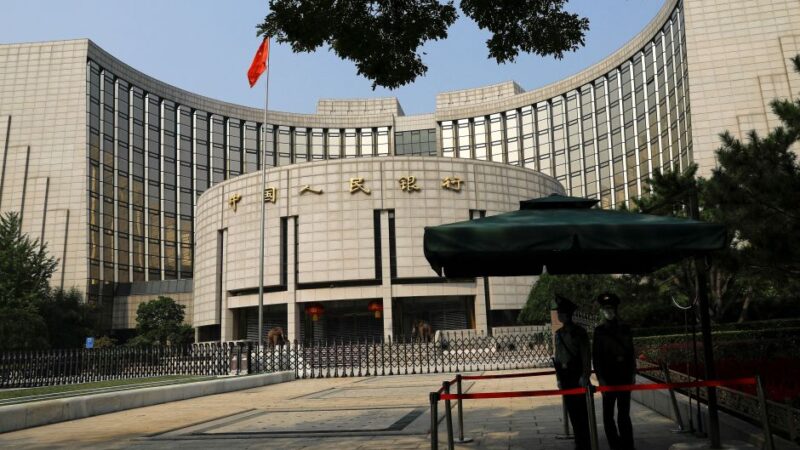 Banco central da China suspende compra de títulos em meio à forte queda do iuan