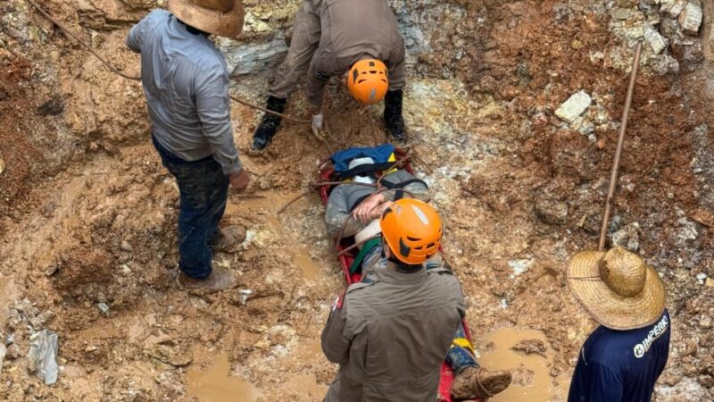 Bombeiros socorrem vítima que caiu em vala de cerca de quatro metros em garimpo
