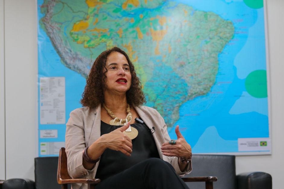 Brasil “beberá da fonte“ DeepSeek, mas quer IA própria, diz ministra à CNN
