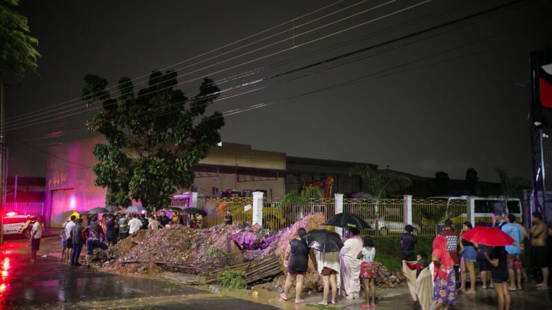Chuva forte alaga bairros e casas em Cuiabá; Defesa Civil vai retirar moradores de áreas de risco
