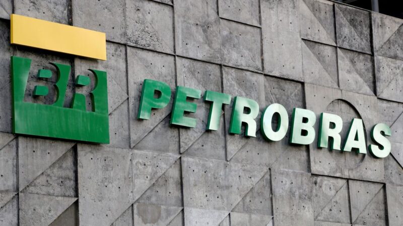 Com dólar alto, Petrobras abre ano pressionada por reajuste em preços de combustíveis