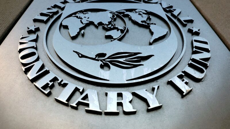 Corte de juros lento nos EUA pode ajudar a fortalecer dólar, diz FMI