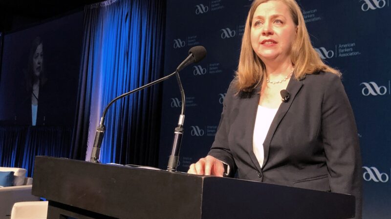É preciso clareza sobre Trump antes de decidir juros, diz diretora do Fed