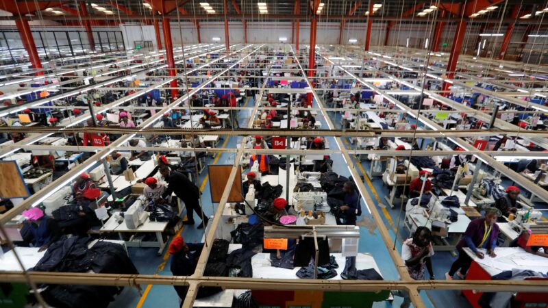 Faturamento real industrial e massa salarial sobem em novembro, mostra CNI