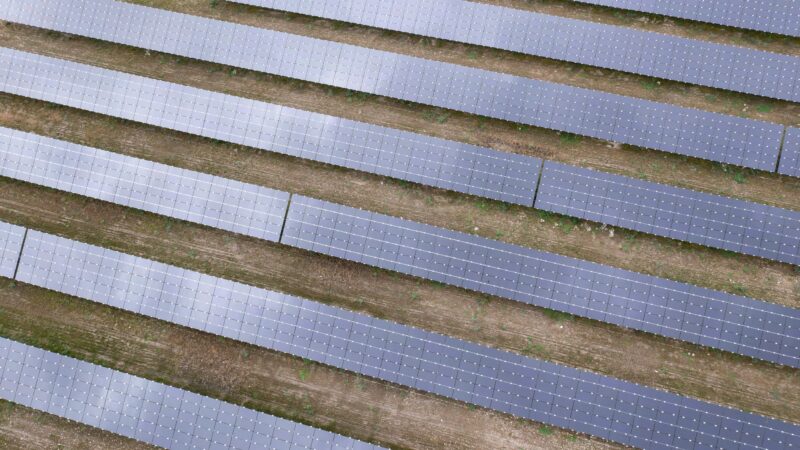 Fusões e aquisições em energia solar crescem 76% em 2024, aponta Greener
