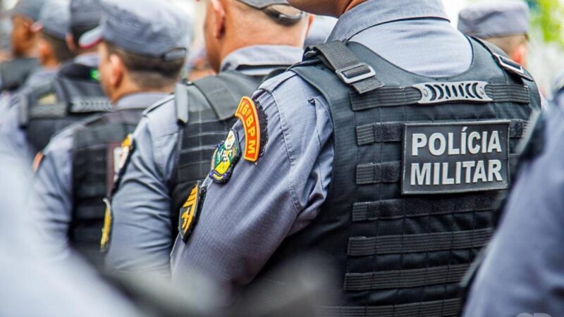 Homem esfaqueia desafeto em distribuidora e aguarda prisão fumando cigarro