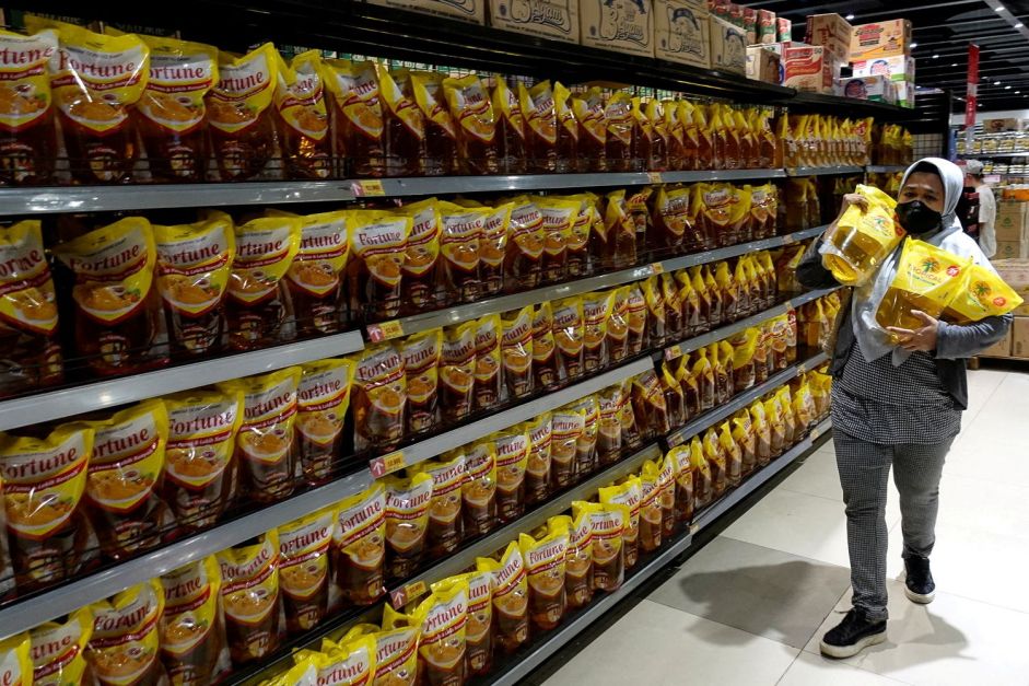 Indonésia restringe exportações de óleo de cozinha usado e resíduos de palma para ajudar consumo doméstico