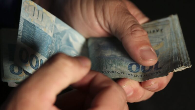 Salário médio de admissão em 2024 foi de R$ 2.177, mostra Caged