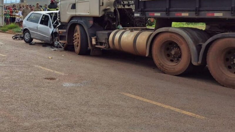 Motorista morre após colidir Uno em caminhão estacionado irregularmente