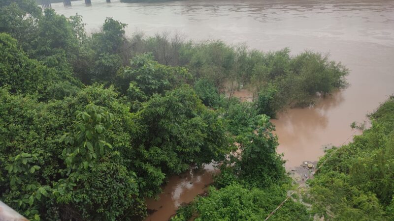Nível do Rio Cuiabá se aproxima da “cota de atenção”; córrego transborda e invade residências na capital