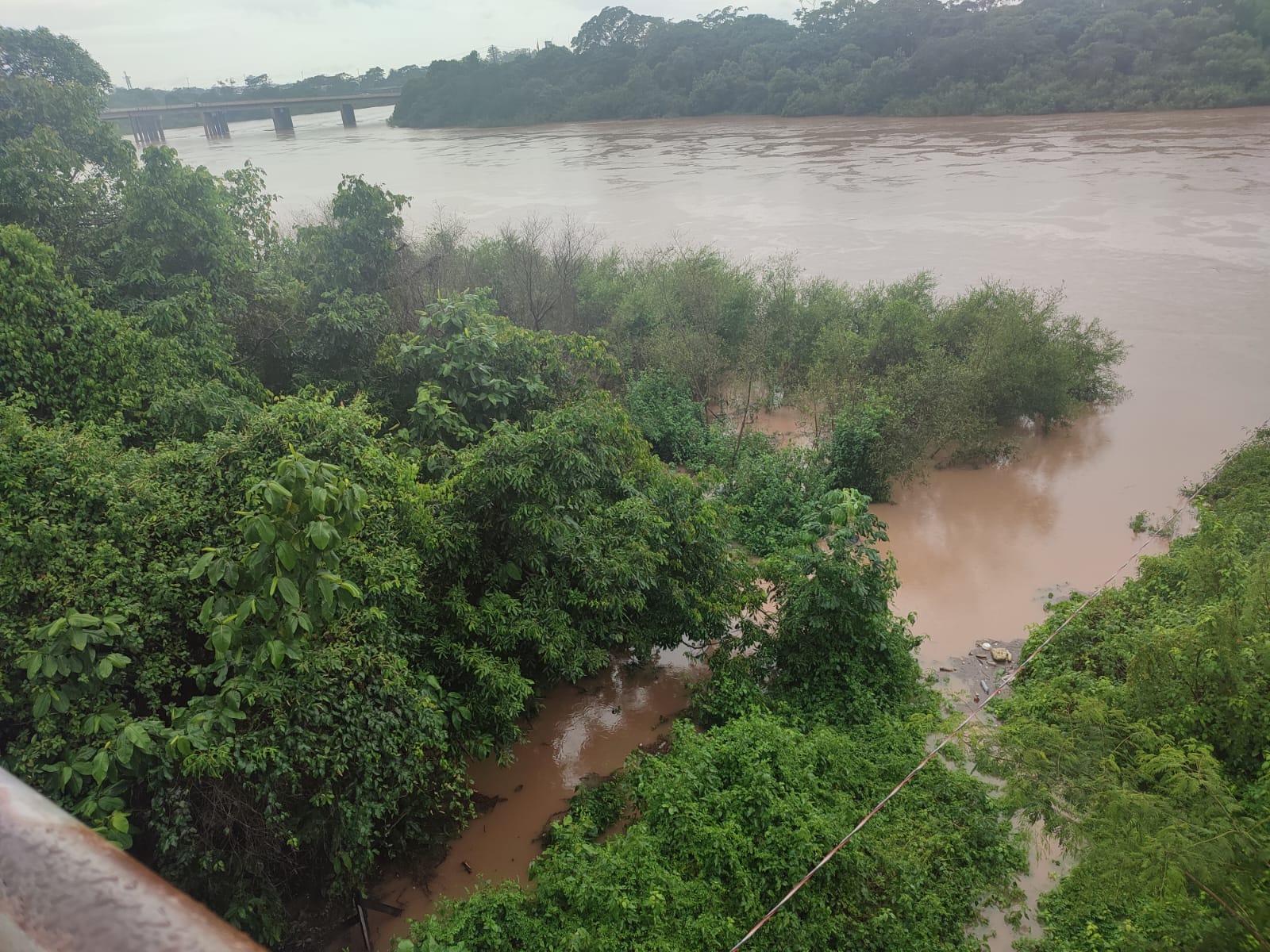 Nível do Rio Cuiabá se aproxima da “cota de atenção”; córrego transborda e invade residências na capital